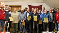 100 Jahre FC Ziegelanger: Jubiläum von 2021 wird mit Ehrungen und Festabend nachgeholt: Seit fünf Jahrzehnten und mehr sind diese Fußballbegeisterten beim FC Ziegelanger dabei. Finanzvorstand Harald Meisel (Zweiter von rechts) und Bürgermeister Th...