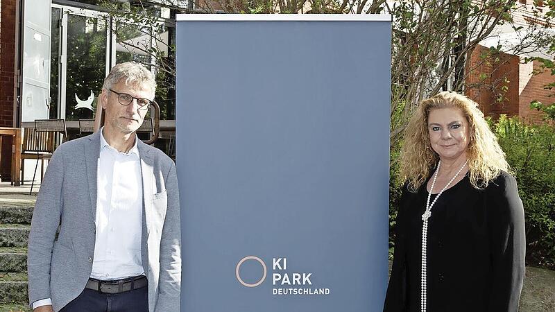 J&uuml;rgen Henn, Leiter Strategische IT und Digitalisierung bei Schaeffler, und Prof. Sabina Jeschke, Vorstandsvorsitzende des KI Park in Berlin, bei der Gr&uuml;ndungsveranstaltung des Vereins.