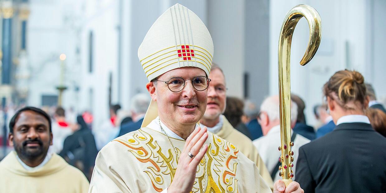 Weihe von Paul Reder im Würzburger Dom: Umarmungen, viele Wünsche und ...