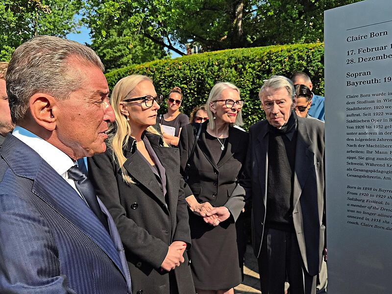 Michel Friedmann wird von Katharina Wagner durch die Ausstellung gef&uuml;hrt.Michael Benz