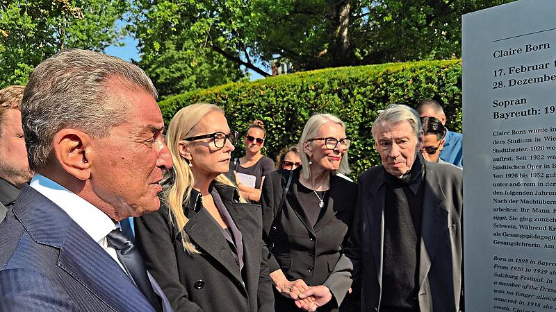 Michel Friedmann wird von Katharina Wagner durch die Ausstellung gef&uuml;hrt.Michael Benz