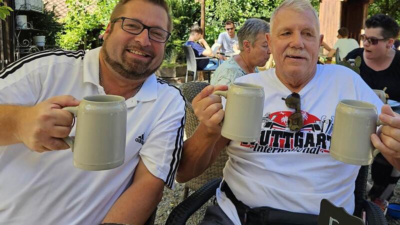 Ein Prosit auf die genetischen Zwillinge Herbert „Hebbe“ Lutz (rechts) und Marco „Lohrie“ Lohrer aus Weismain. Ein Prosit auf die genetischen Zwillinge Herbert „Hebbe“ Lutz (rechts) und Marco „Lohrie“ Lohrer aus Weismain.