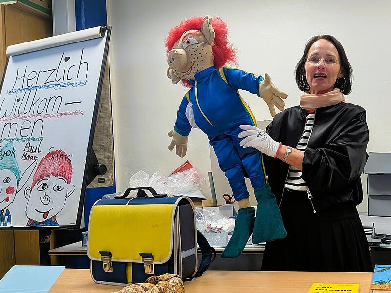 Kuratorin Dagmar Stonus präsentiert das erste Sams. Es wohnt im Sams-Archiv. Genäht wurde es von Paul Maars Frau, Nele Maar. Kuratorin Dagmar Stonus präsentiert das erste Sams. Es wohnt im Sams-Archiv. Genäht wurde es von Paul Maars Frau, Nele Maar.