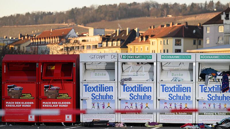 Die ersten Sammelstellen laufen voll: Altkleidercontainer in W&uuml;rzburg. Seit 1. Januar gilt eine neue EU-Verordnung f&uuml;r die Entsorgung von alten Klamotten und Textilien.