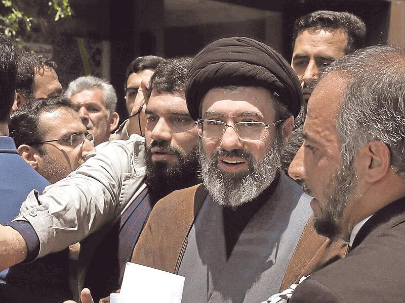 In den Fu&szlig;stapfen seines Vaters: Modschtaba Chamenei (Mitte) ist der Nachfolger des get&ouml;teten Staatsoberhaupts Ajatollah Ali Chamenei.