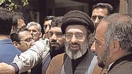 In den Fu&szlig;stapfen seines Vaters: Modschtaba Chamenei (Mitte) ist der Nachfolger des get&ouml;teten Staatsoberhaupts Ajatollah Ali Chamenei.