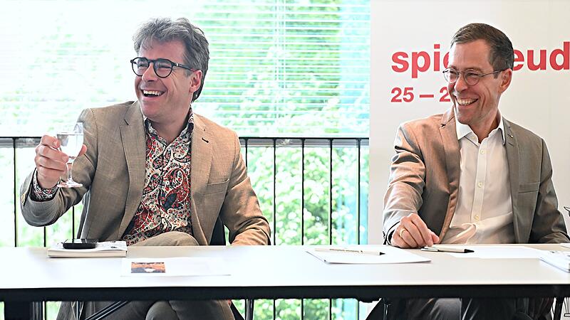 Chefdirigent Jakub Hruša (l.) und Intendant Marcus Rudolf Axt ist die Vorfreude auf die Spielzeit 2025/2026  bereits in ihre Gesichter geschrieben.