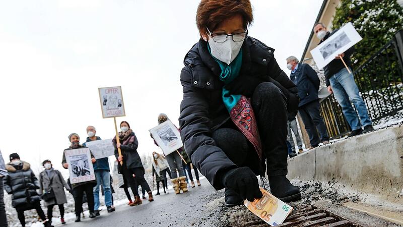 Die Anwohner der St.-Getreu-Stra&szlig;e wehren sich gegen Forderungen der Stadt. Sie sollen nun Erschlie&szlig;ungsbeitr&auml;ge in teilweise sechsstelliger H&ouml;he zahlen.