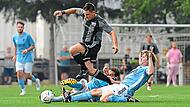 Obwohl zwei Spieler der SG Lendershausen/Ostheim zum Ball grätschen, behauptet Christopher Imhof von der SG Steinbach/Stettfeld das Spielgerät. Obwohl zwei Spieler der SG Lendershausen/Ostheim zum Ball grätschen, behauptet Christopher Imhof von der SG Steinbach/Stettfeld das Spielgerät.