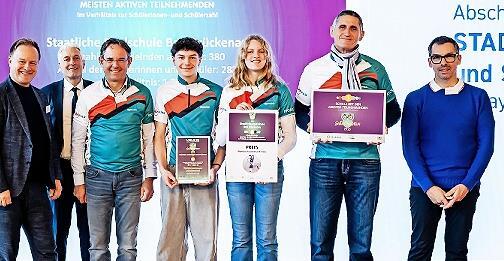 Unser Bild zeigt die Preisträger mit (von links) Landrat Robert Niedergesäß, Vorsitzender der AGFK Bayern, Ministerialdirektor Dr. Thomas Gruber, Amtschef des Bayerischen Staatsministeriums für Wohnen, Bau und Verkehr, Schulleiter Michael Kreil, A... Unser Bild zeigt die Preisträger mit (von links) Landrat Robert Niedergesäß, Vorsitzender der AGFK Bayern, Ministerialdirektor Dr. Thomas Gruber, Amtschef des Bayerischen Staatsministeriums für Wohnen, Bau und Verkehr, Schulleiter Michael Kreil, A...