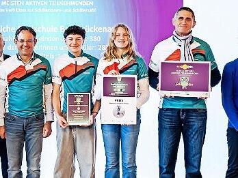 Unser Bild zeigt die Preisträger mit (von links) Landrat Robert Niedergesäß, Vorsitzender der AGFK Bayern, Ministerialdirektor Dr. Thomas Gruber, Amtschef des Bayerischen Staatsministeriums für Wohnen, Bau und Verkehr, Schulleiter Michael Kreil, A... Unser Bild zeigt die Preisträger mit (von links) Landrat Robert Niedergesäß, Vorsitzender der AGFK Bayern, Ministerialdirektor Dr. Thomas Gruber, Amtschef des Bayerischen Staatsministeriums für Wohnen, Bau und Verkehr, Schulleiter Michael Kreil, A...