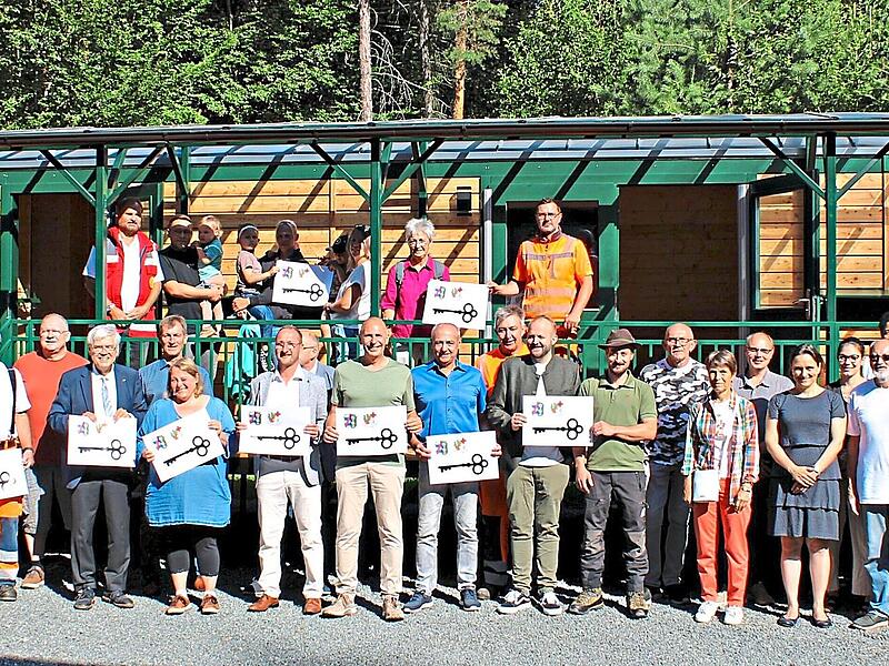 Bei der &Uuml;bergabe des Waldwagens kamen Vertreterinnen und Vertreter aus der Kommunalpolitik, der Staatsforsten, der Aufsichtsbeh&ouml;rde, des Bauhofs, Elternbeir&auml;te, Betreuungspersonal und zuk&uuml;nftige &bdquo;Waldkinder&ldquo; zusammen.Stephen Bauersachs (BRK)