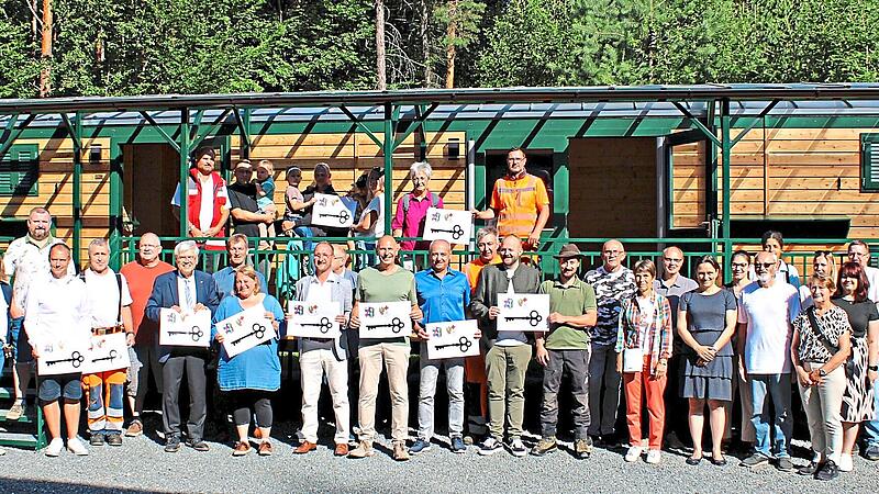 Bei der Übergabe des Waldwagens kamen Vertreterinnen und Vertreter aus der Kommunalpolitik, der Staatsforsten, der Aufsichtsbehörde, des Bauhofs, Elternbeiräte, Betreuungspersonal und zukünftige „Waldkinder“ zusammen.Stephen Bauersachs (BRK) Bei der Übergabe des Waldwagens kamen Vertreterinnen und Vertreter aus der Kommunalpolitik, der Staatsforsten, der Aufsichtsbehörde, des Bauhofs, Elternbeiräte, Betreuungspersonal und zukünftige „Waldkinder“ zusammen.Stephen Bauersachs (BRK)
