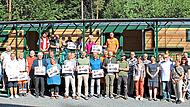 Bei der Übergabe des Waldwagens kamen Vertreterinnen und Vertreter aus der Kommunalpolitik, der Staatsforsten, der Aufsichtsbehörde, des Bauhofs, Elternbeiräte, Betreuungspersonal und zukünftige „Waldkinder“ zusammen.Stephen Bauersachs (BRK) Bei der Übergabe des Waldwagens kamen Vertreterinnen und Vertreter aus der Kommunalpolitik, der Staatsforsten, der Aufsichtsbehörde, des Bauhofs, Elternbeiräte, Betreuungspersonal und zukünftige „Waldkinder“ zusammen.Stephen Bauersachs (BRK)