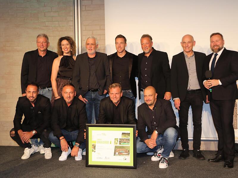Fränkisches Fußball-Aushängeschild: Nach der Überreichung der „Ehrenurkunde“ durch Goolkids-Vorsitzende Anna Niedermeier stellte sich die Nürnberger „Club“-Legendenmannschaft Ü40 gut gelaunt zum Gruppenfoto auf. Fränkisches Fußball-Aushängeschild: Nach der Überreichung der „Ehrenurkunde“ durch Goolkids-Vorsitzende Anna Niedermeier stellte sich die Nürnberger „Club“-Legendenmannschaft Ü40 gut gelaunt zum Gruppenfoto auf.