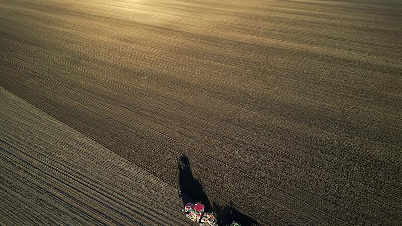 Landwirt bei der Feldarbeit Landwirt bei der Feldarbeit