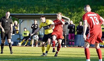 Der TSV Coburg-Scheuerfeld (rot, hier gegen den sp&auml;teren Meister TSV Scherneck) will in die Kreisliga aufsteigen.
