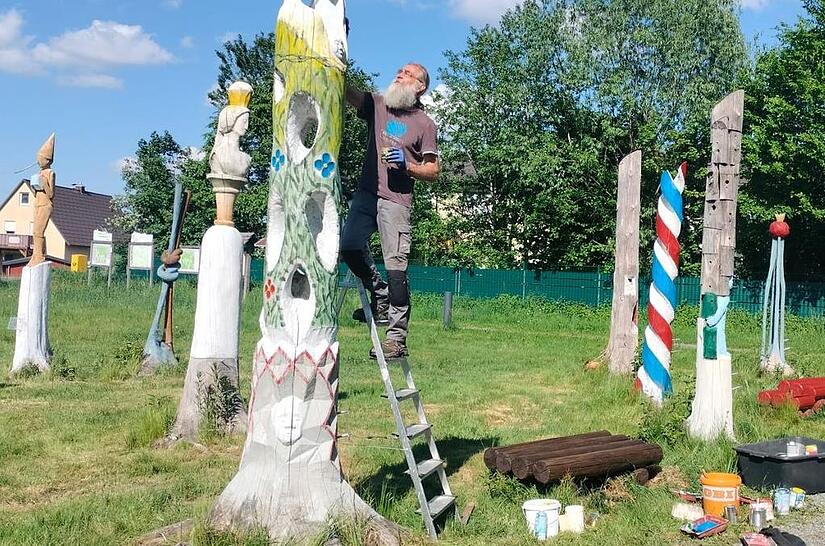 Der Skulpturenpark in Steinbach am Wald wird neu gestrichen. Der Skulpturenpark in Steinbach am Wald wird neu gestrichen.