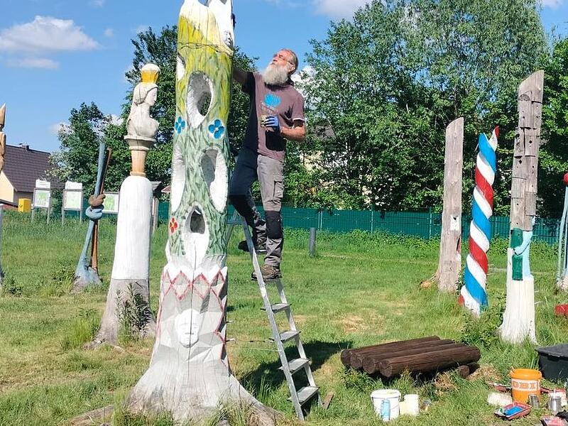 Der Skulpturenpark in Steinbach am Wald wird neu gestrichen. Der Skulpturenpark in Steinbach am Wald wird neu gestrichen.