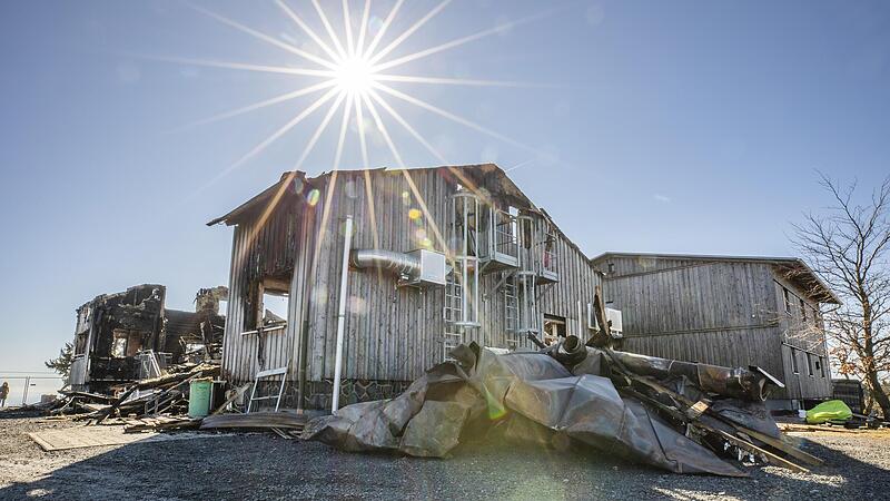 Nachdem ein Vertreter der Versicherung die Brandruine besichtigt hat, gibt es Signale, dass die Kissinger Hütte nach dem Brand in vergangenen Woche wieder aufgebaut wird. Nachdem ein Vertreter der Versicherung die Brandruine besichtigt hat, gibt es Signale, dass die Kissinger Hütte nach dem Brand in vergangenen Woche wieder aufgebaut wird.
