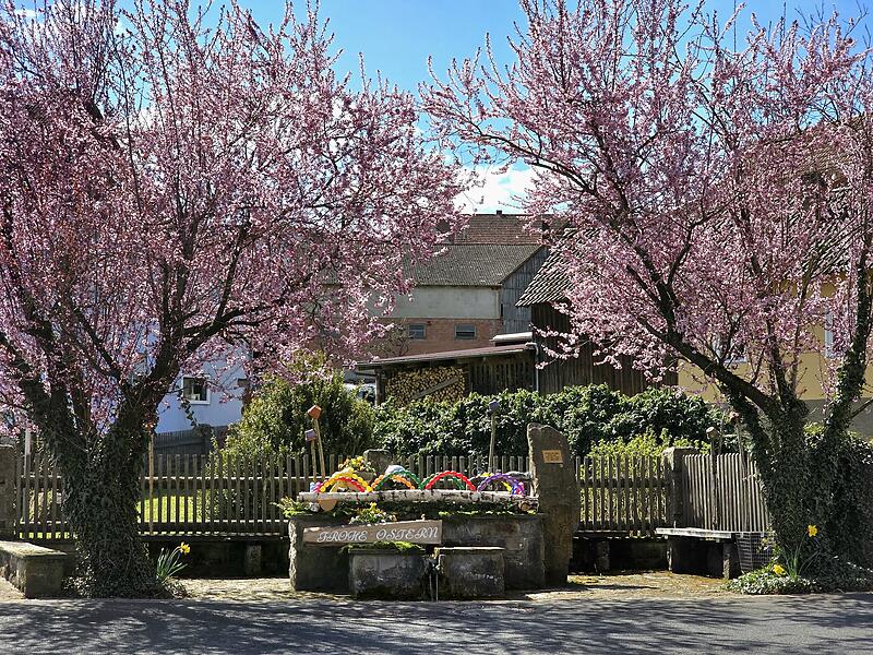 Österlich geschmückter Brunnen in Oberleichtersbach