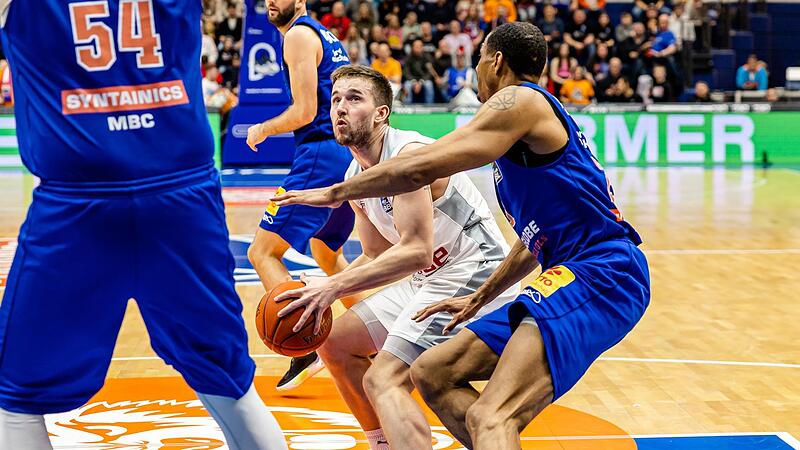 Der Bamberger Matchwinner: Spencer Reaves (mit Ball) gegen Routinier Tremmell Darden Der Bamberger Matchwinner: Spencer Reaves (mit Ball) gegen Routinier Tremmell Darden