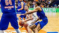 Der  Bamberger Matchwinner: Spencer Reaves (mit Ball) gegen Routinier Tremmell Darden