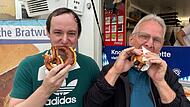 Natürlich gehören kulinarische Spezialitäten zu fränkischen Festen einfach dazu. Diese beiden Herren lassen sich auf dem Altstadtfest eine Breze und eine Bratwurstsemmel schmecken.