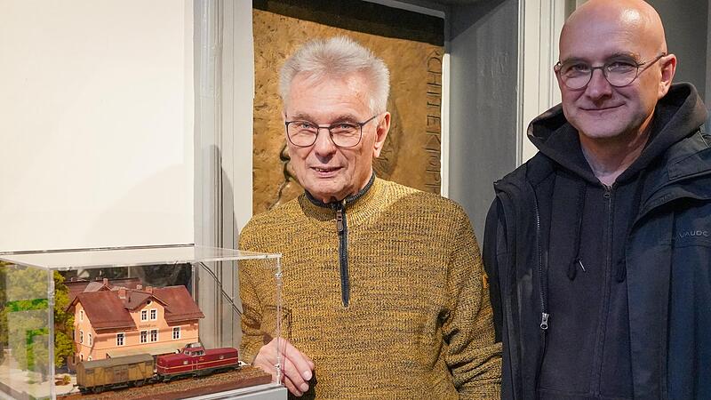 Rainer Frischmann (links) und Museumsleiter Christian Plätzer präsentieren das Modell des einstigen Bahnhofs im Heimatmuseum in Höchstadt.