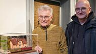 Rainer Frischmann (links) und Museumsleiter Christian Plätzer präsentieren das Modell des einstigen Bahnhofs im Heimatmuseum in Höchstadt.