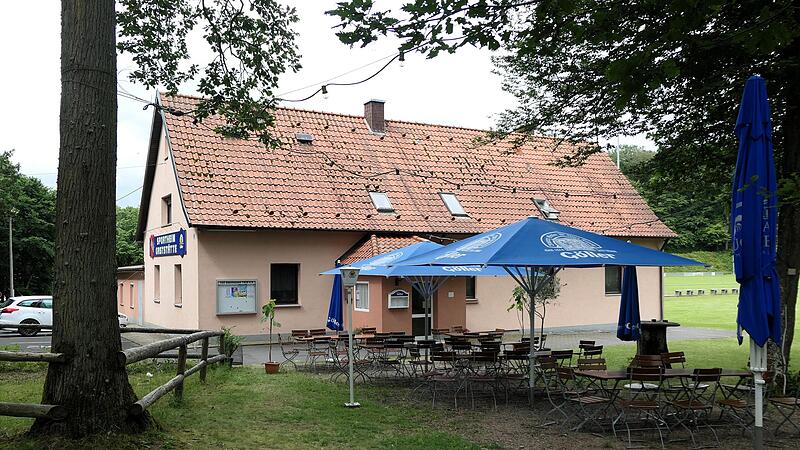 Bald kehrt wieder Leben ins neu renovierte Sportheim des TSV Ebenhausen ein. Ein neuer Pächter ist gefunden, allerdings will es der Vereinsvorsitzende noch etwas spannend machen, da der genaue Eröffnungstermin noch nicht feststeht. Bald kehrt wieder Leben ins neu renovierte Sportheim des TSV Ebenhausen ein. Ein neuer Pächter ist gefunden, allerdings will es der Vereinsvorsitzende noch etwas spannend machen, da der genaue Eröffnungstermin noch nicht feststeht.