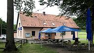 Bald kehrt wieder Leben ins neu renovierte Sportheim des TSV Ebenhausen ein. Ein neuer Pächter ist gefunden, allerdings will es der Vereinsvorsitzende noch etwas spannend machen, da der genaue Eröffnungstermin noch nicht feststeht. Bald kehrt wieder Leben ins neu renovierte Sportheim des TSV Ebenhausen ein. Ein neuer Pächter ist gefunden, allerdings will es der Vereinsvorsitzende noch etwas spannend machen, da der genaue Eröffnungstermin noch nicht feststeht.