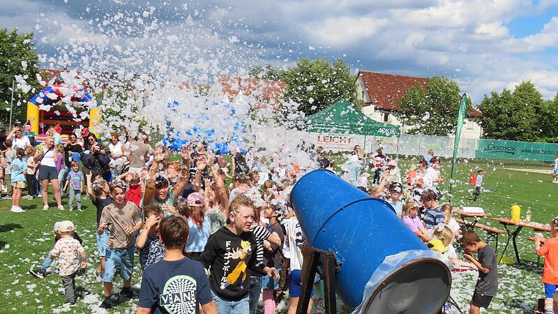 Riesenspaß und Höhepunkt des Kinderfestes: die Schaumkanone.