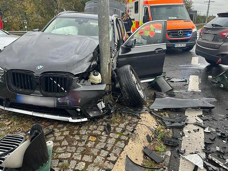 Der BMW prallte noch gegen den Ampelmast.