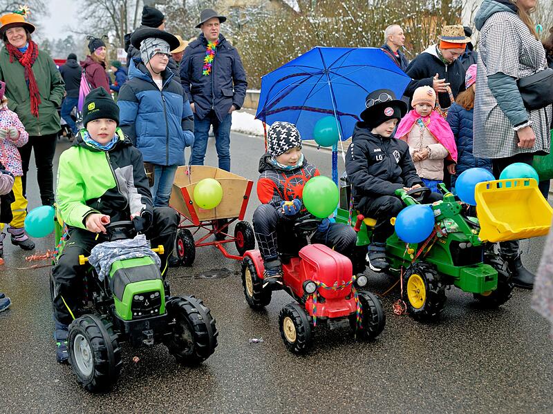 Trotz Schneefall herrschte beim Kinderfaschingsumzug in Ro&szlig;dorf eine super Stimmung.