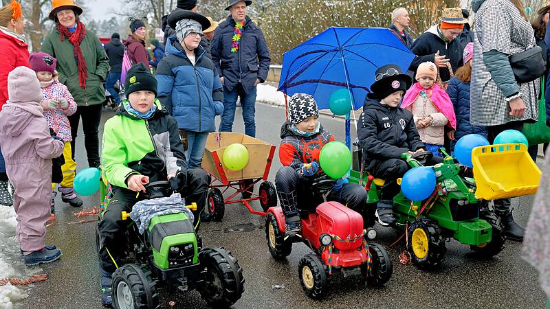 Trotz Schneefall herrschte beim Kinderfaschingsumzug in Ro&szlig;dorf eine super Stimmung.