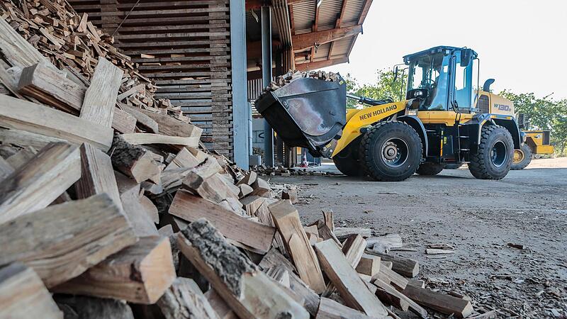 Auf dem Gelände des Brennholzhändlers Messingschlager in Birkenreuth liegt noch Holz zum Verkauf, es handelt  sich hierbei zumeist um Weichholz.Forchheim & Fränkische Schweiz
