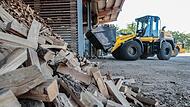 Auf dem Gelände des Brennholzhändlers Messingschlager in Birkenreuth liegt noch Holz zum Verkauf, es handelt  sich hierbei zumeist um Weichholz.Forchheim & Fränkische Schweiz