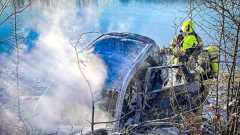 Auf der Staatsstraße zwischen Hammerbach und Weisendorf  brannte nahe Nankendorf ein Auto aus. Die Feuerwehrleute rückten mit Atemschutz an.
