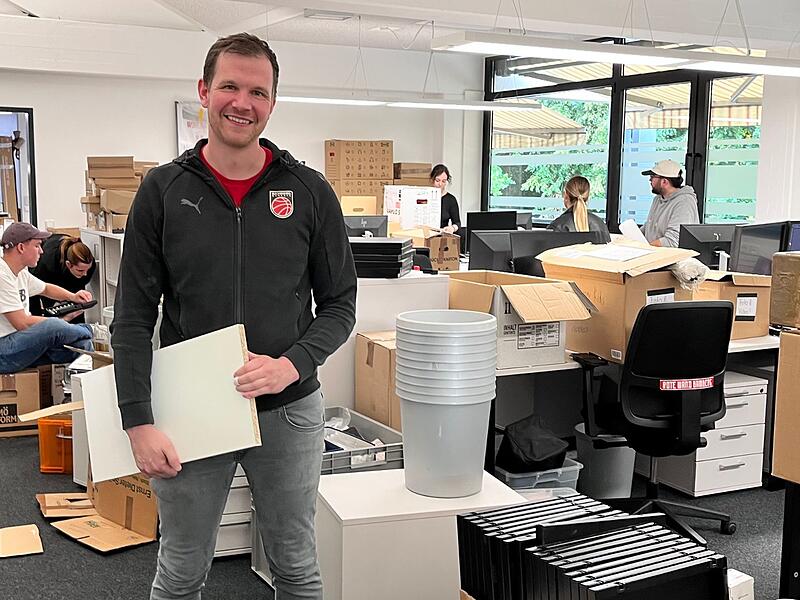 Am vergangenen Mittwoch war die neue Geschäftsstelle der Bamberg Baskets in der Strullendorfer Hauptsmoorhalle noch eine Baustelle. Geschäftsführer Philipp Höhne packte kräftig mit an.