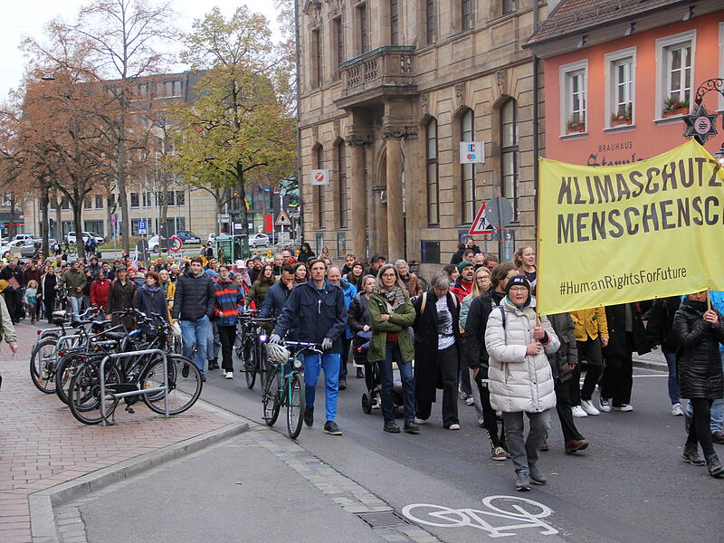 „Wir fordern, dass die Entscheidungsträger der Industrieländer, die die Klimakrise verursacht haben, das auch anerkennen, Verantwortung übernehmen“, so die Worte von FFF Bamberg.