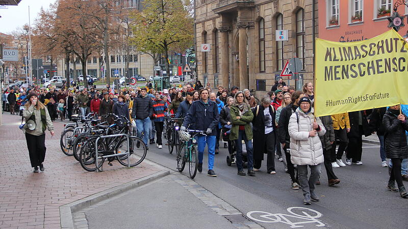 Fridays for Future: Demonstration in Bamberg „Wir fordern, dass die Entscheidungsträger der Industrieländer, die die Klimakrise verursacht haben, das auch anerkennen, Verantwortung übernehmen“, so die Worte von FFF Bamberg.