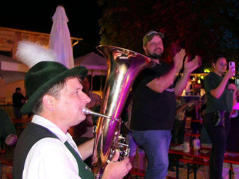 Mallorca-Party und Blasmusik-Open-Air in Hofstetten Publikumsnah zeigte sich der Musikverein Untertheres beim Blasmusik Open-Air.