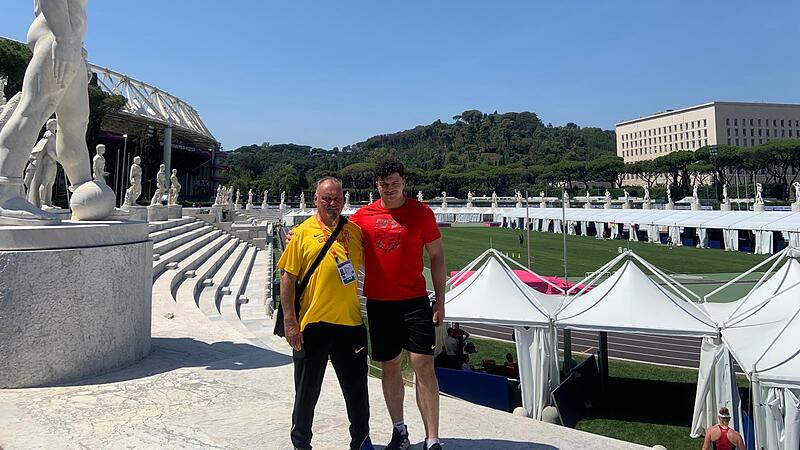 Der Kulmbacher Hammerwerfer Merlin Hummel und sein Trainer Martin St&auml;ndner vor dem Aufw&auml;rmstadion bei der Leichtathletik-EM in Rom.