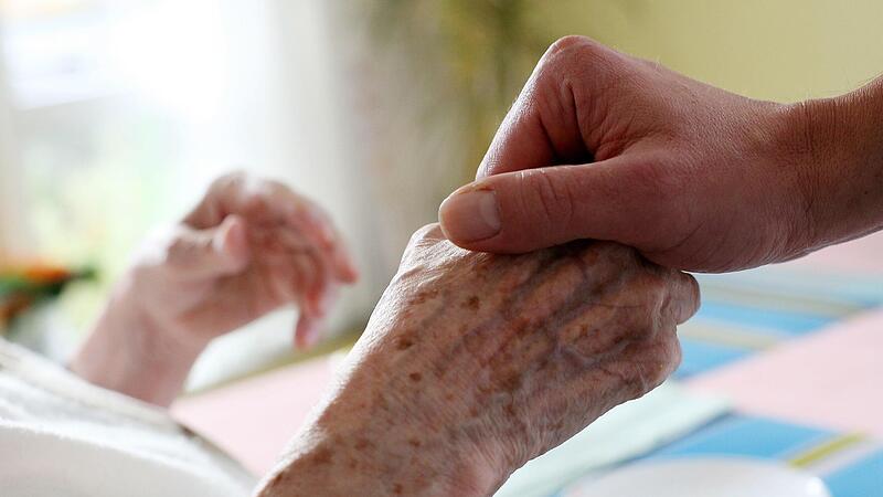 Die Pflegekasse steckt in finanziellen Schwierigkeiten.
