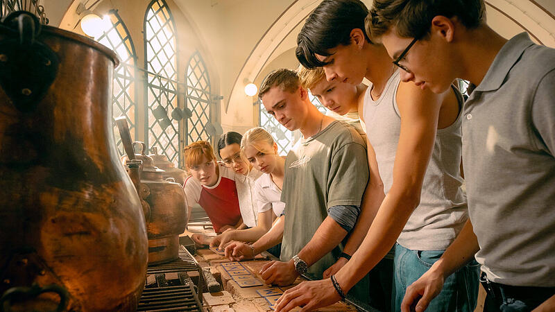 Spannende R&auml;tselsuche: In &bdquo;Die Schule der magischen Tiere 4&ldquo; m&uuml;ssen Ida (Emilia Maier, hinten) und ihre menschlichen und tierischen Freunde mal wieder ihre Schule retten.