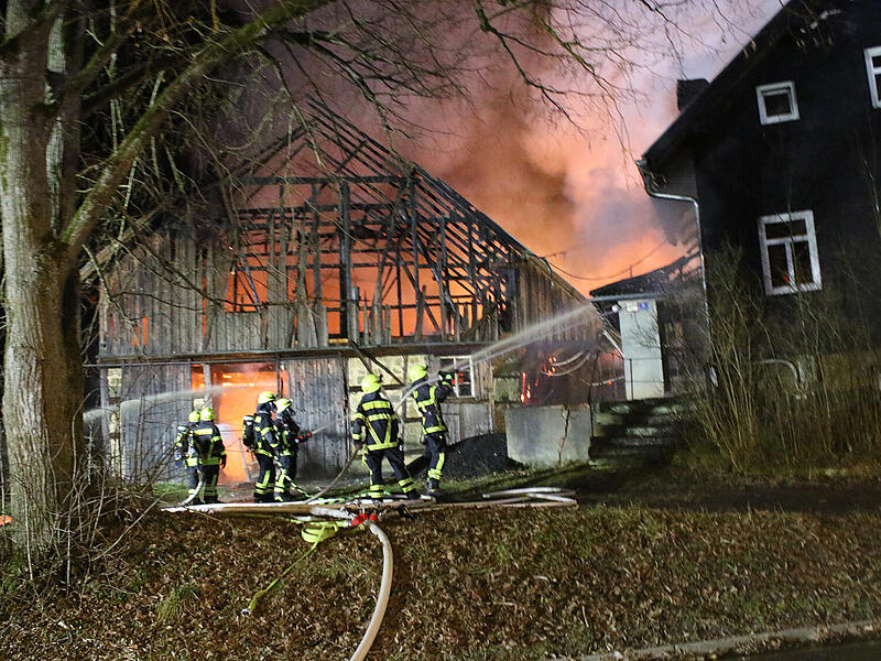 In Wohlbach (Ahorn) brannte in der Nacht ein Wohnanwesen nieder. Auch ein Nachbargeb&auml;ude war betroffen. Ein weiteres &Uuml;bergreifen der Flammen wurde verhindert.