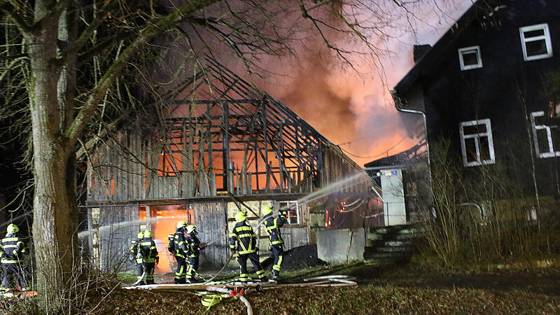 In Wohlbach (Ahorn) brannte in der Nacht ein Wohnanwesen nieder. Auch ein Nachbargeb&auml;ude war betroffen. Ein weiteres &Uuml;bergreifen der Flammen wurde verhindert.