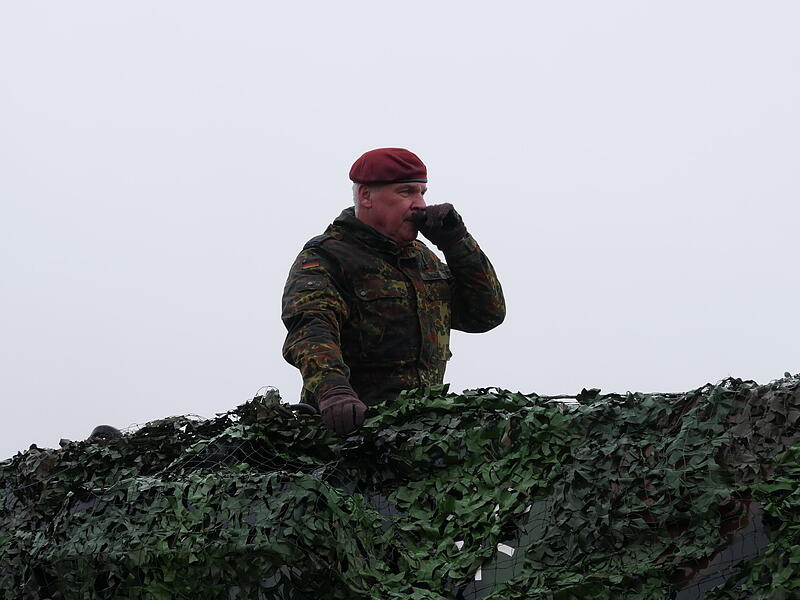 Rainer Hoch bei seiner Abschiedsfahrt auf dem Panzer.Kommandoübergabe Wildflecken von Oberstleutnant Rainer Hoch an Oberstleutnant Torsten Reinhardt Rainer Hoch bei seiner Abschiedsfahrt auf dem Panzer.