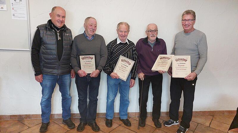 Von links: 2. Vorstand Peter Zellhahn, Herbert M&uuml;tzel, Karl Volpert, Konrad Rumpel und 1. Vorstand J&uuml;rgen Sykora